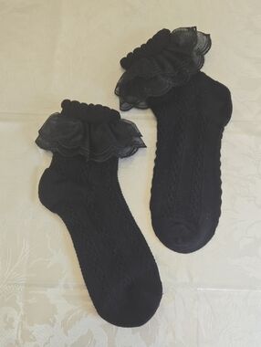 Black Ruffled Ankle Cable Knit Socks